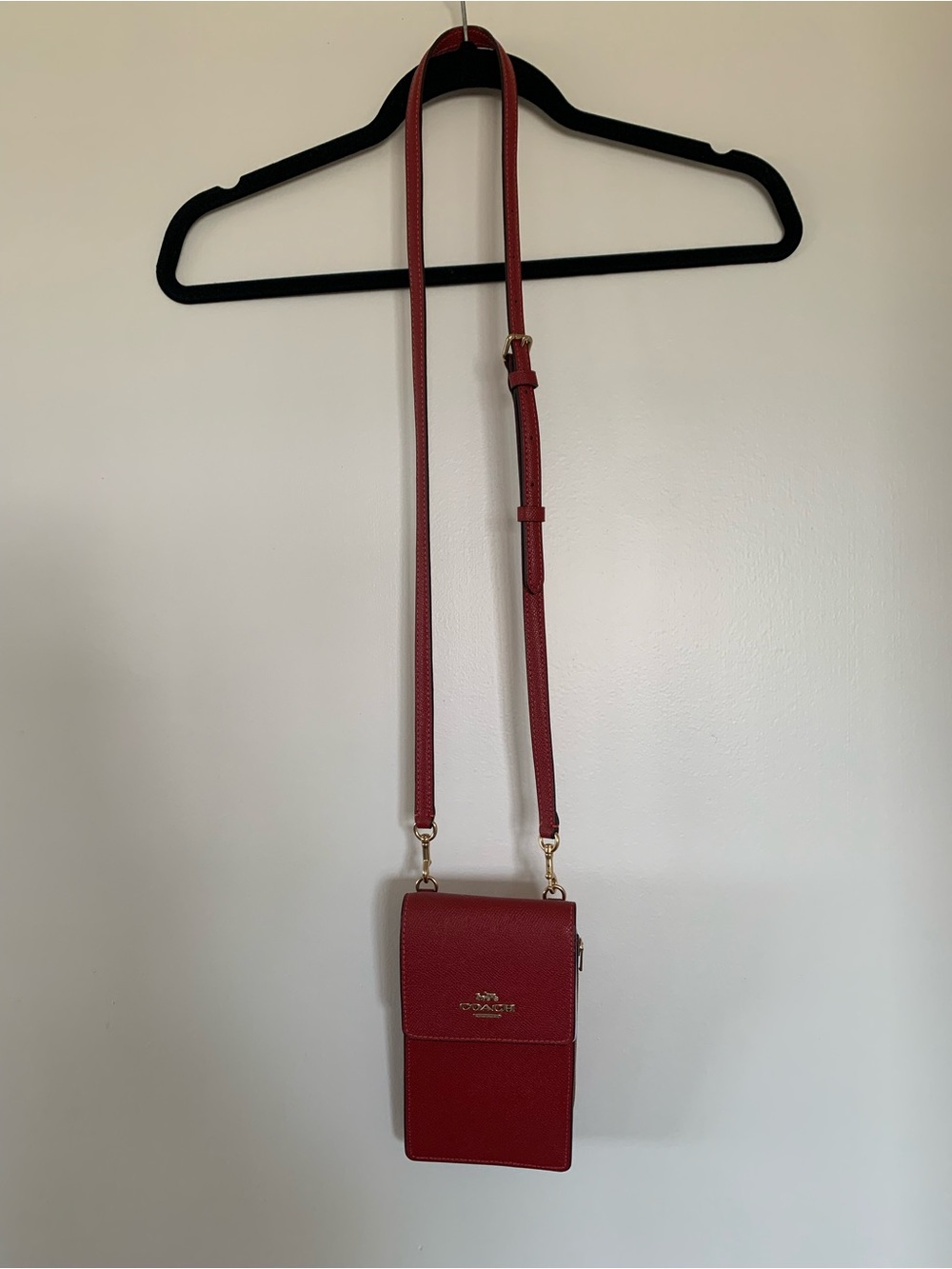 New! Coach Red Leather Crossbody Phone Pouch with Gold Logo Adjustable Strap - Picture 4 of 13